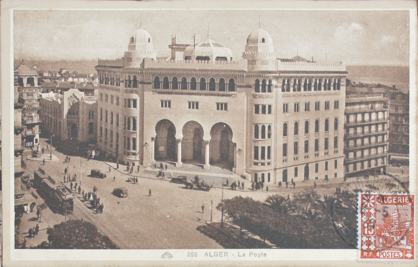 A street scene in Algiers in 1930