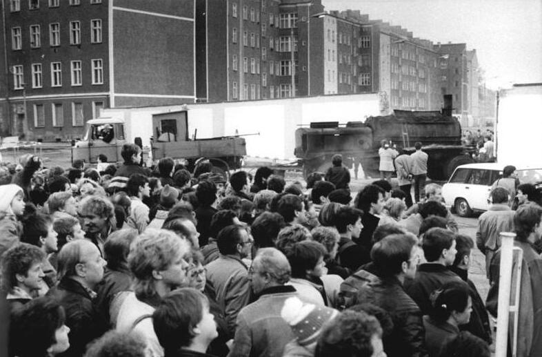Crowds at the Eberswalder Straße crossing point in Berlin, 11 November 1989
